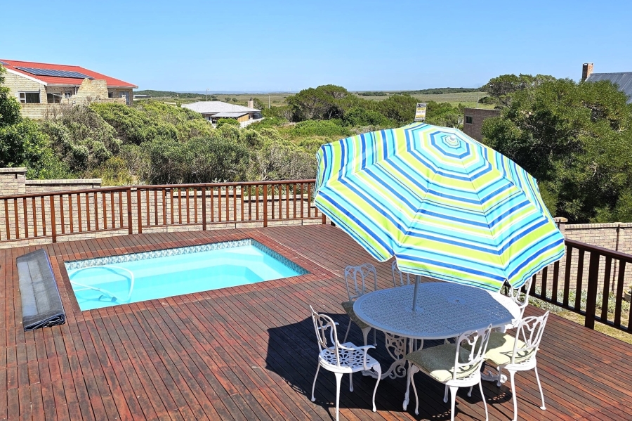 6 Bedroom Property for Sale in Paradise Beach Eastern Cape